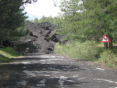 Von der Lava verschüttete Strasse